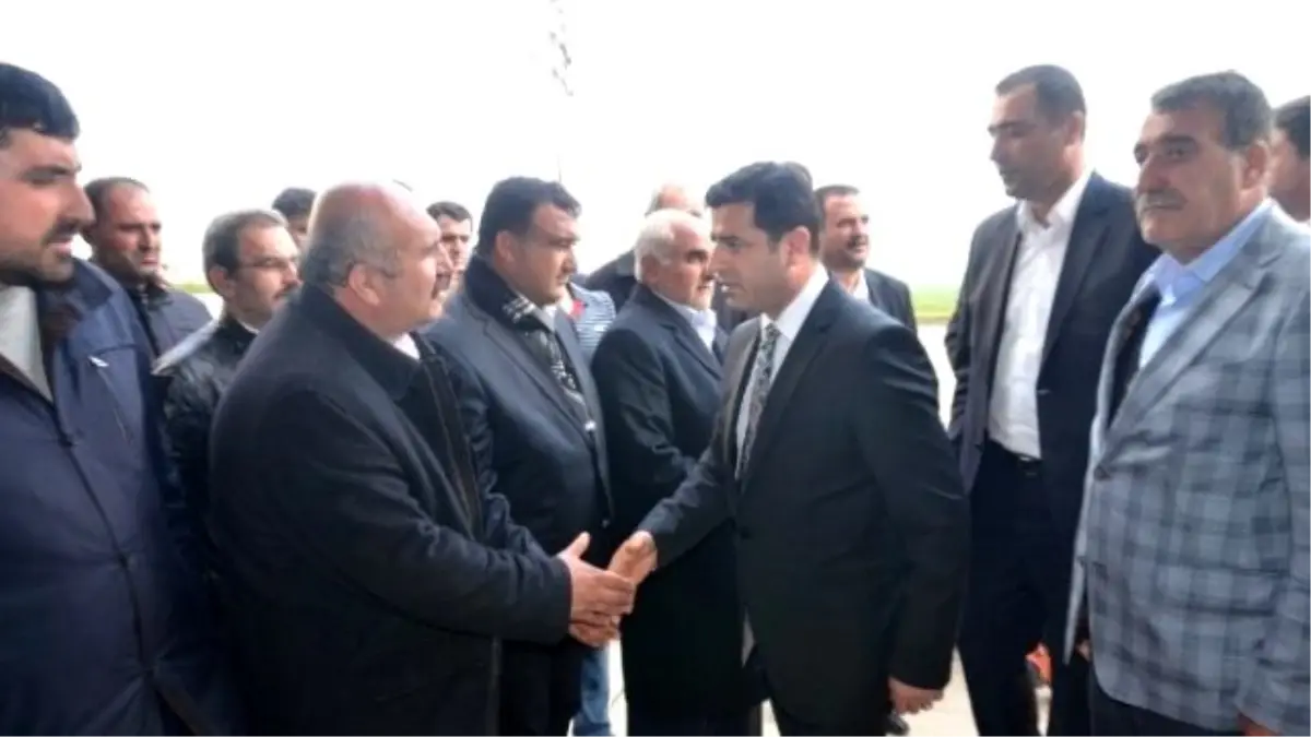 Selahattin Demirtaş, AK Parti\'li Eski Milletvekiline Taziye Ziyaretinde Bulundu