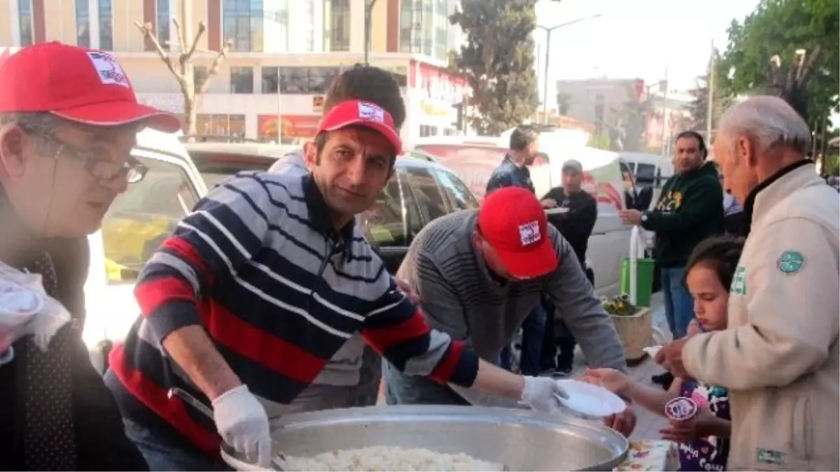 Türk Kızılayı Bilecik Şubesi Üç Aylarının Gelmesi Münasebetiyle Pilav Dağıttı