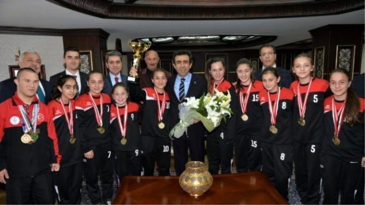 Yıldızlar Bayan Futsal Türkiye Şampiyonları Vali Güzeloğlu\'nu Ziyaret Etti