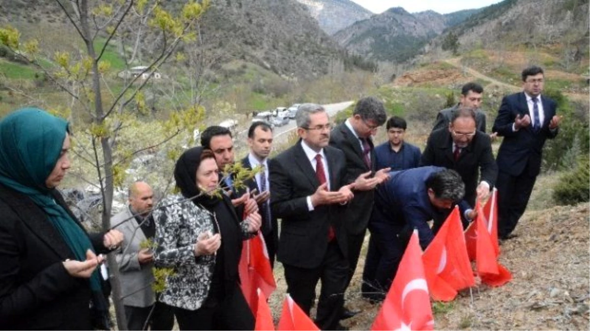 Ak Partili Adaylar, Ermenilerin Katlettiği 80 Şehidi Mezarları Başında Andı