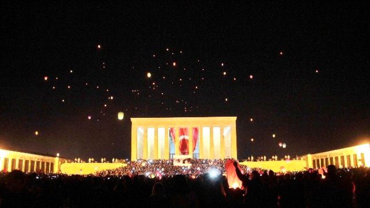 Anıtkabir "1915" Dilek Feneri ile Aydınlandı