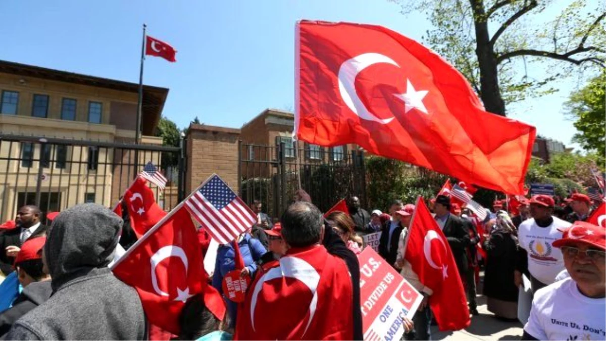 Azeri Vatandaş, Türk Bayrağını Tek Başına Korudu