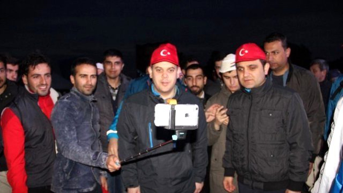 Bakan Çağatay Kılıç, Gençlerle \'Selfie\' Çektirdi