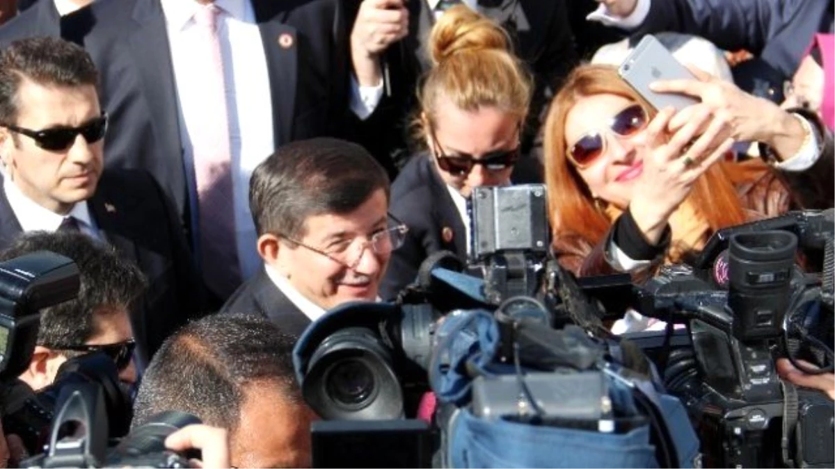 Başbakan Davutoğlu, Vatandaşlarla Selfie Çekildi