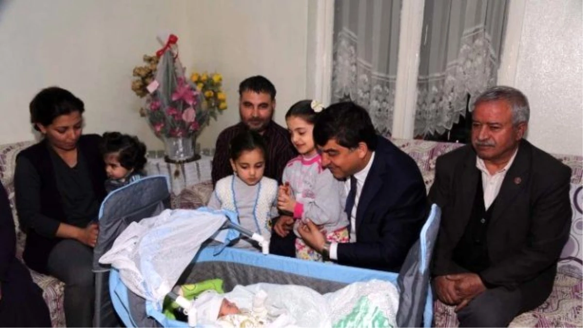 Başkan Fadıloğlu, 2015 Yılının 5 Bininci Şanslı Bebeğini Ziyaret Etti