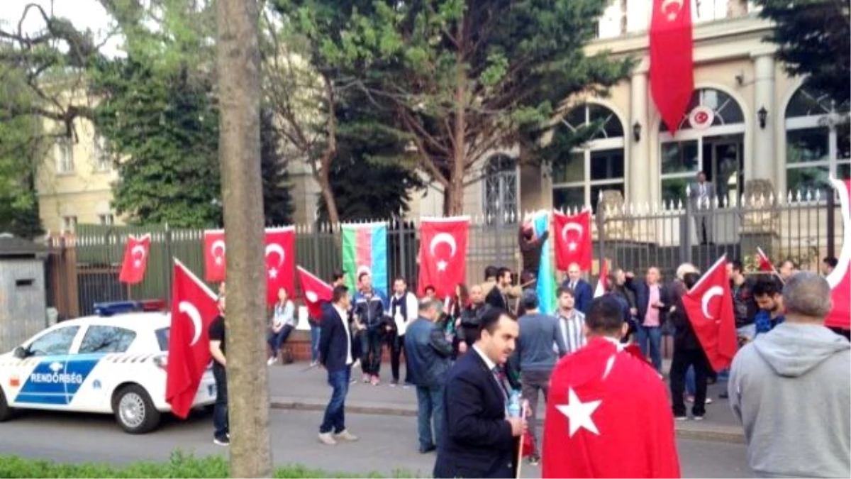 Budapeşte\'de Türk Vatandaşları Ermeniler\'in Eylemi İçin Tek Vücut Oldu