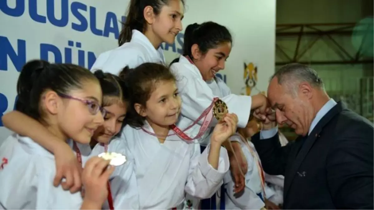 Çocuk Karate Turnuvası Kata Müsabakalarıyla Başladı