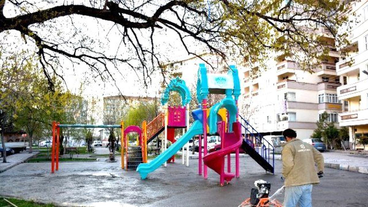 Çocuk Parkları Modernize Ediliyor