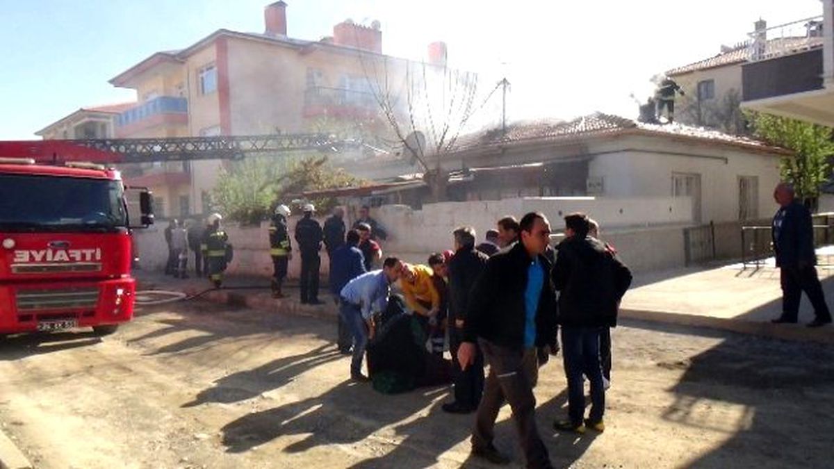 Erzincan\'da Evin Çatısı Yandı