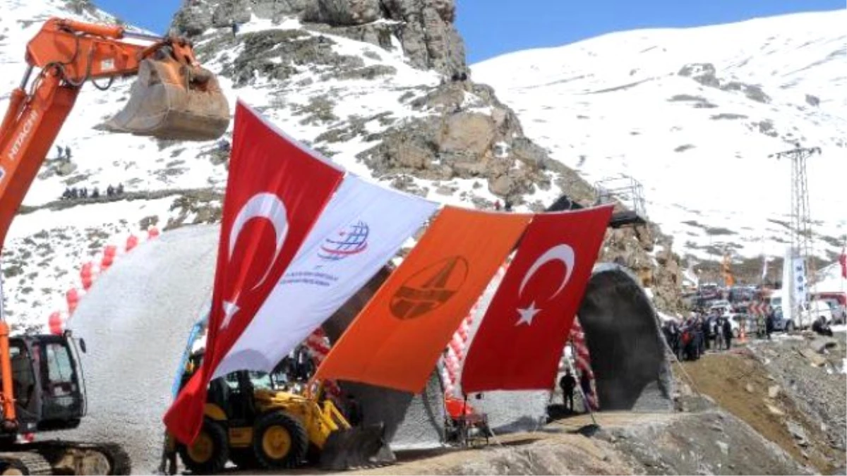 Giresun\'da İnşaatı Devam Eden Eğribel Tüneli\'nin Sembolik Temeli Atıldı