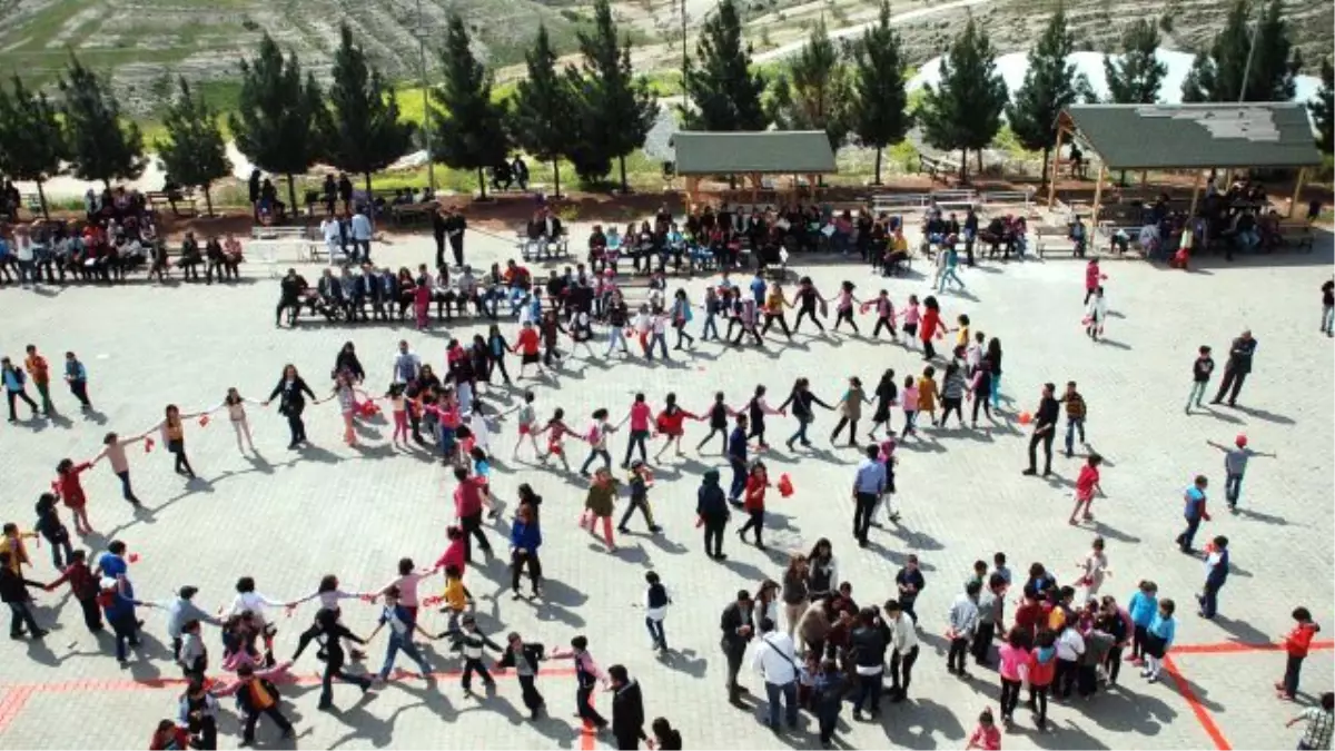 Öğrenciler "Çocuk Şenliği"nde Doyasıya Eğlendi