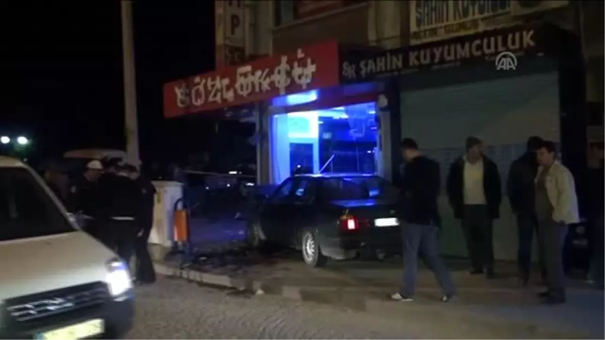 Otomobil Gözlükçü Dükkanına Girdi