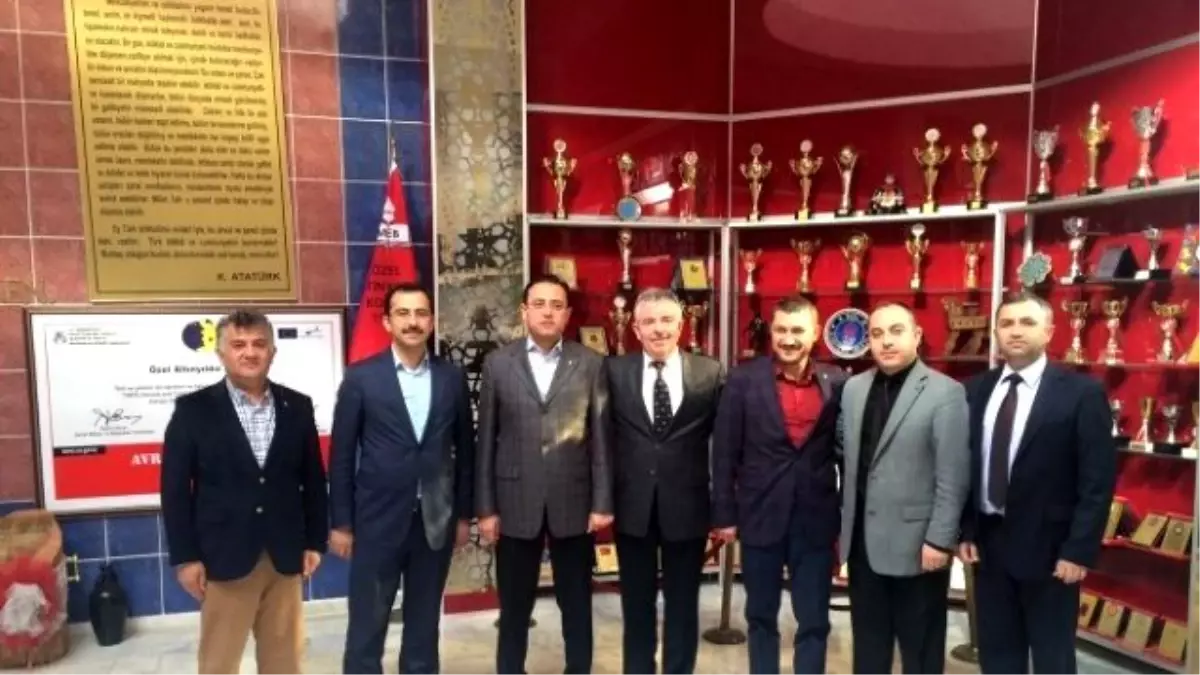 Siyasetçilerden Öğretmenlerine Ziyaret
