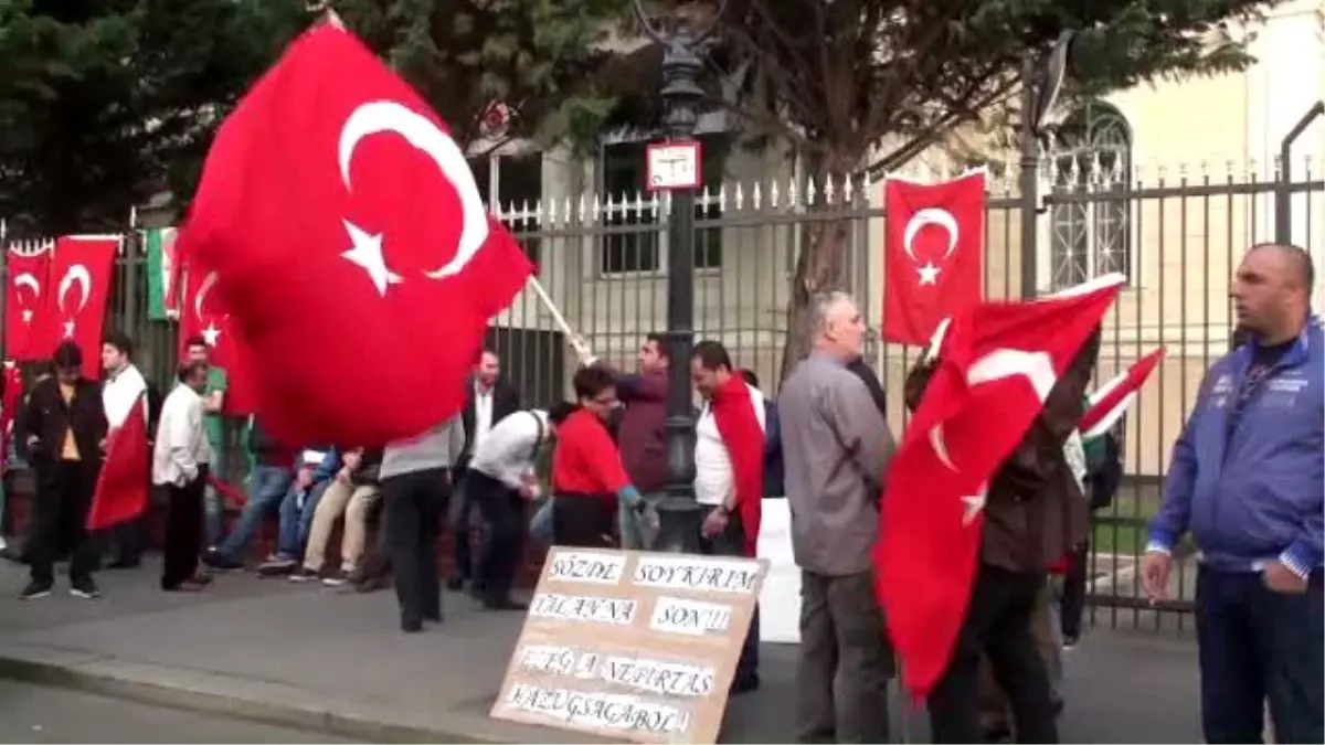 Türkiye\'nin Budapeşte Büyükelçiliği Önünde Nöbet