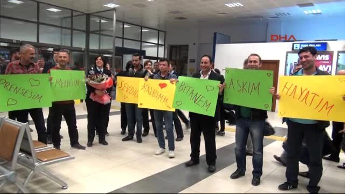 Polis Memurundan, Adana Havalimanı\'nda Sürpriz Evlilik Teklifi