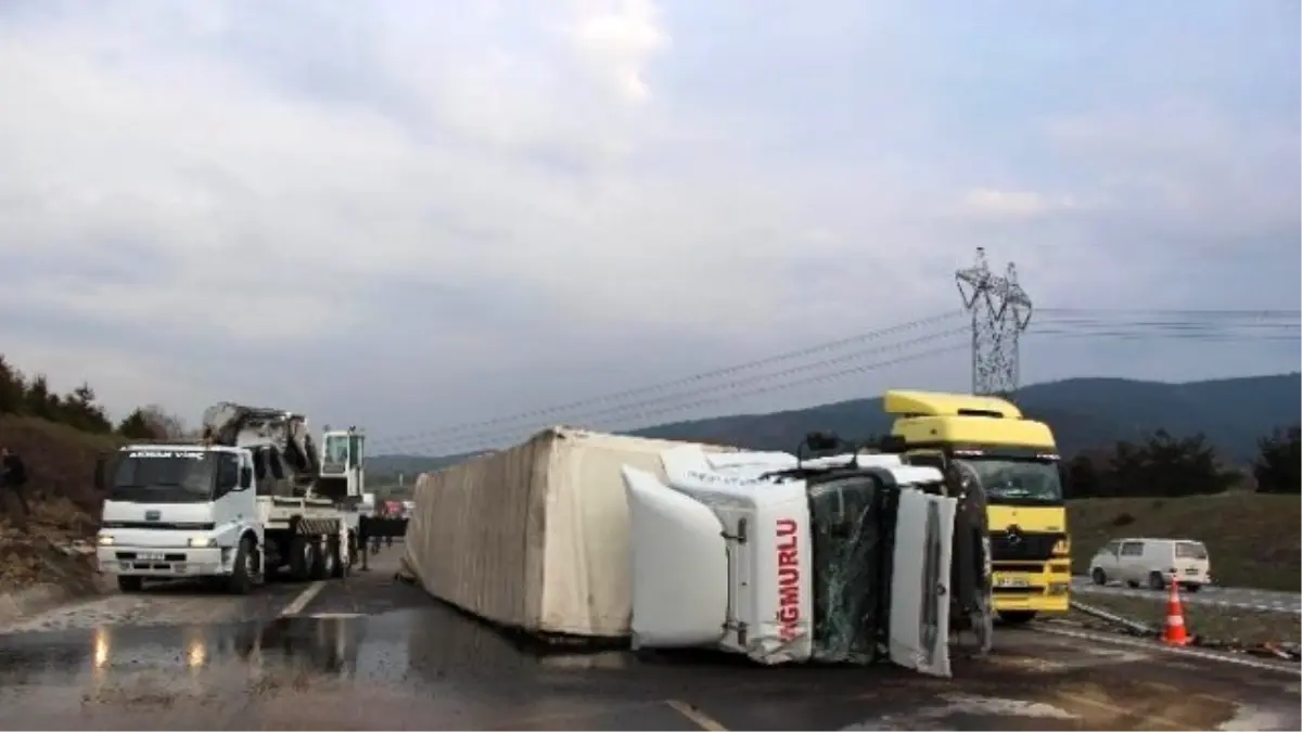 Bolu\'da Tır Devrildi, 10 Kilometrelik Araç Kuyruğu Oluştu