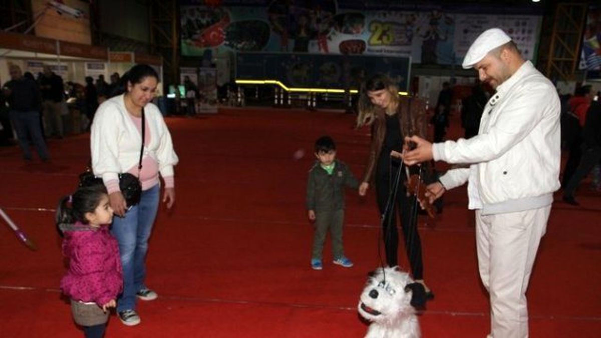 Çocuklar Kukla Köpeği Çok Sevdi