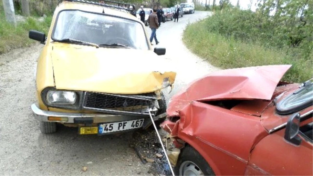 Demirci\'de Trafik Kazası: 5 Yaralı