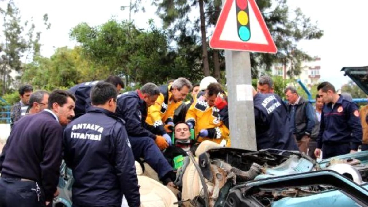 Antalya\'da Otomobil Direğe Çarptı: 1\'i Ağır 4 Yaralı