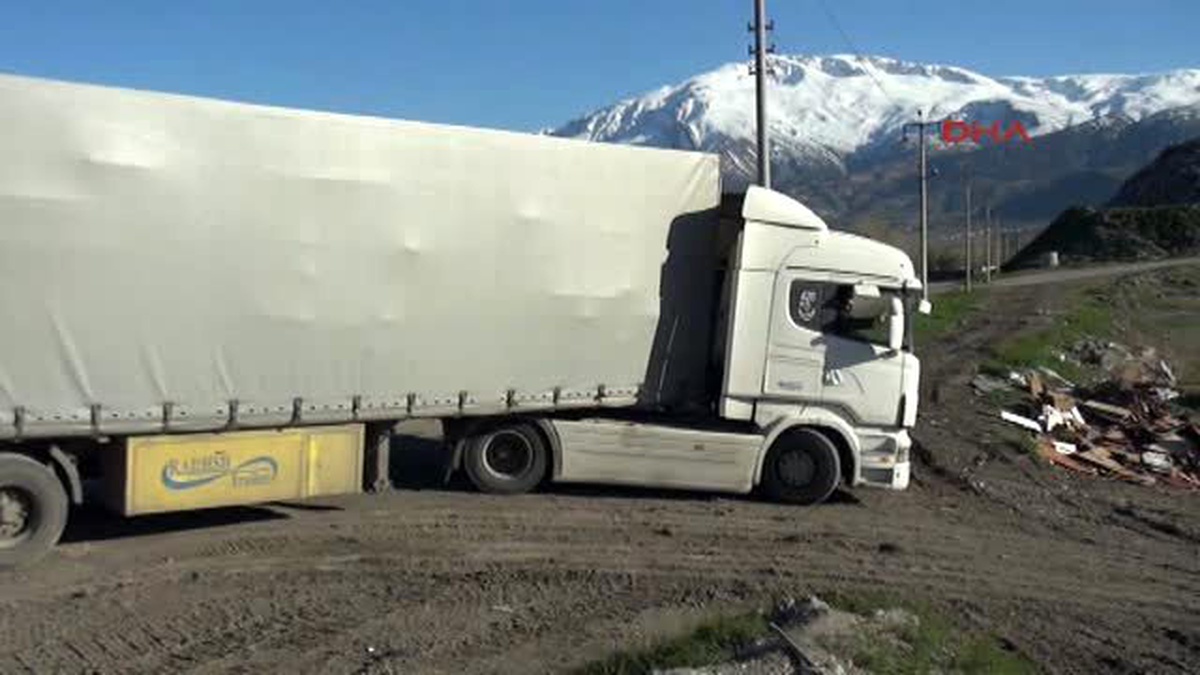 Erzincan Tır\'da, Badem Kabukları Arasına Gizlenmiş 570 Bin Paket Kaçak Sigara