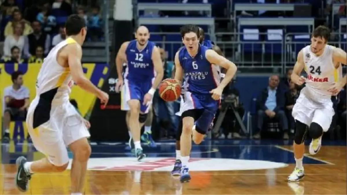 Fenerbahçe Ülker-Anadolu Efes: 82-84