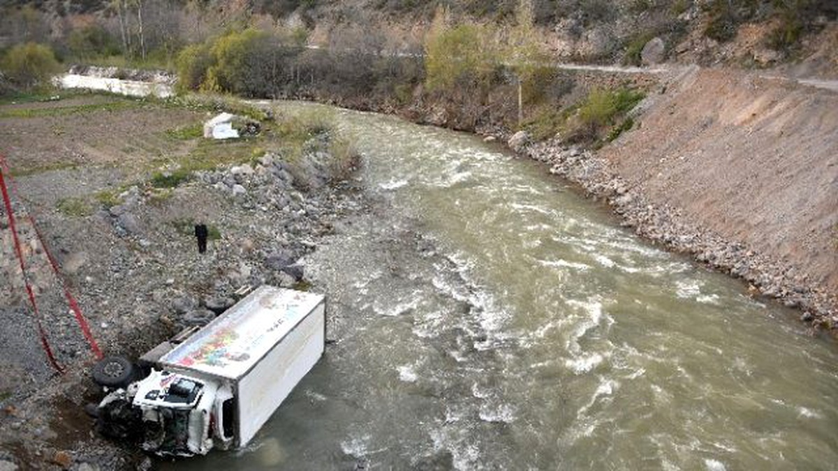 Gümüşhane\'de Kamyon Harşit Çayına Uçtu: 1 Yaralı