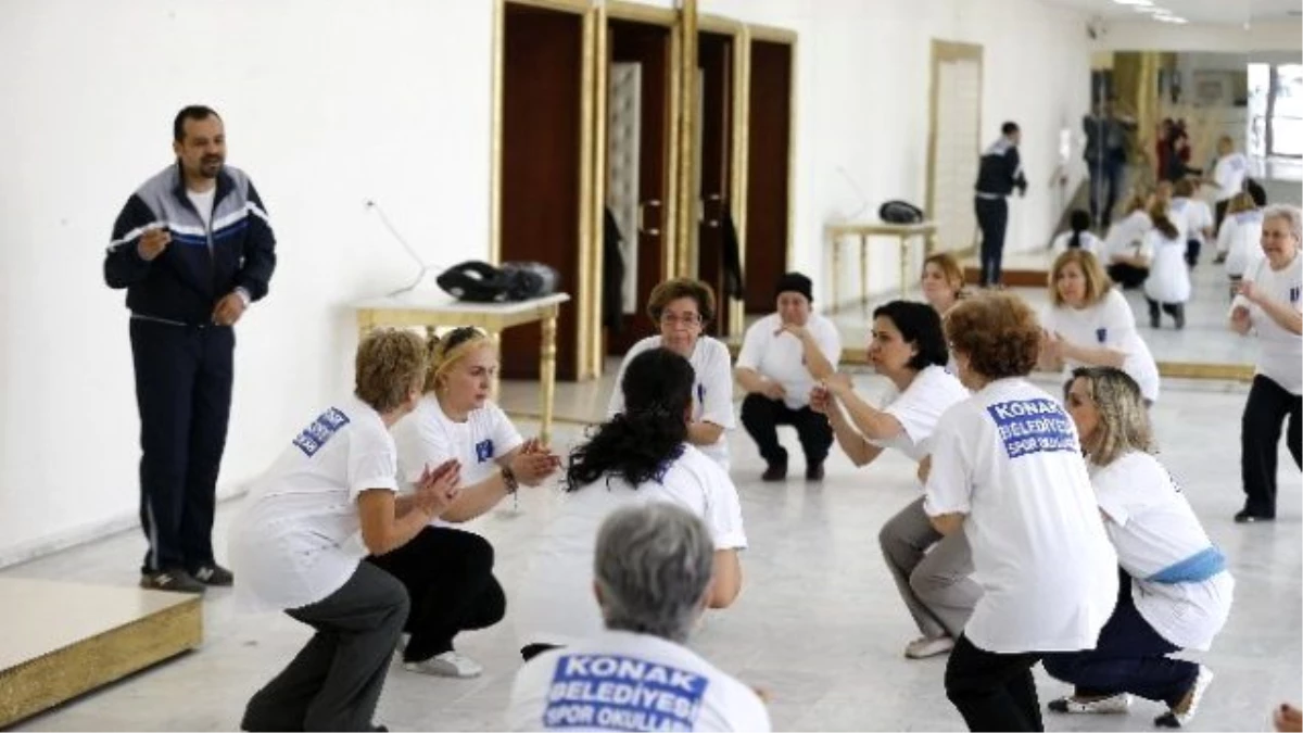 İzmir\'de Kadınlar Dans Ederek Zinde Kalıyor