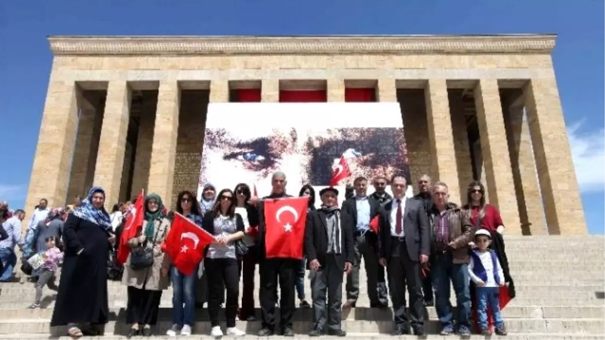 Konukevi Sakinleri Ata\'nın Huzurunda