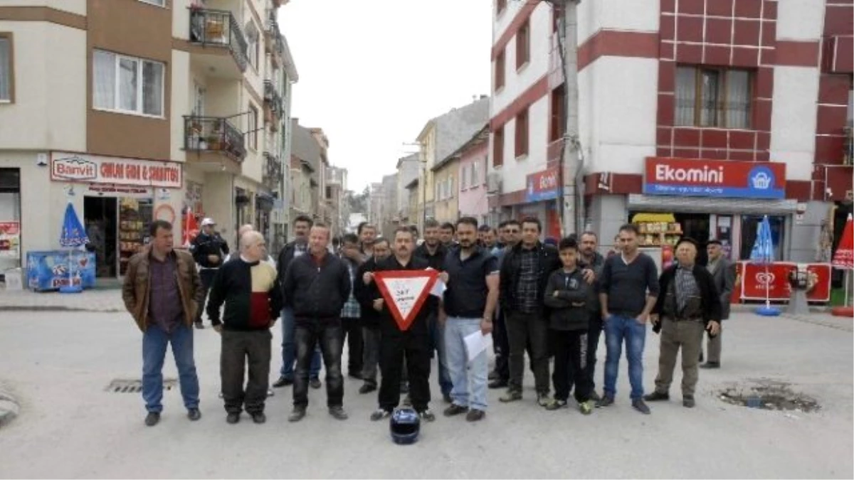 Mahalle Sakinlerinden "Kavşak" Protestosu