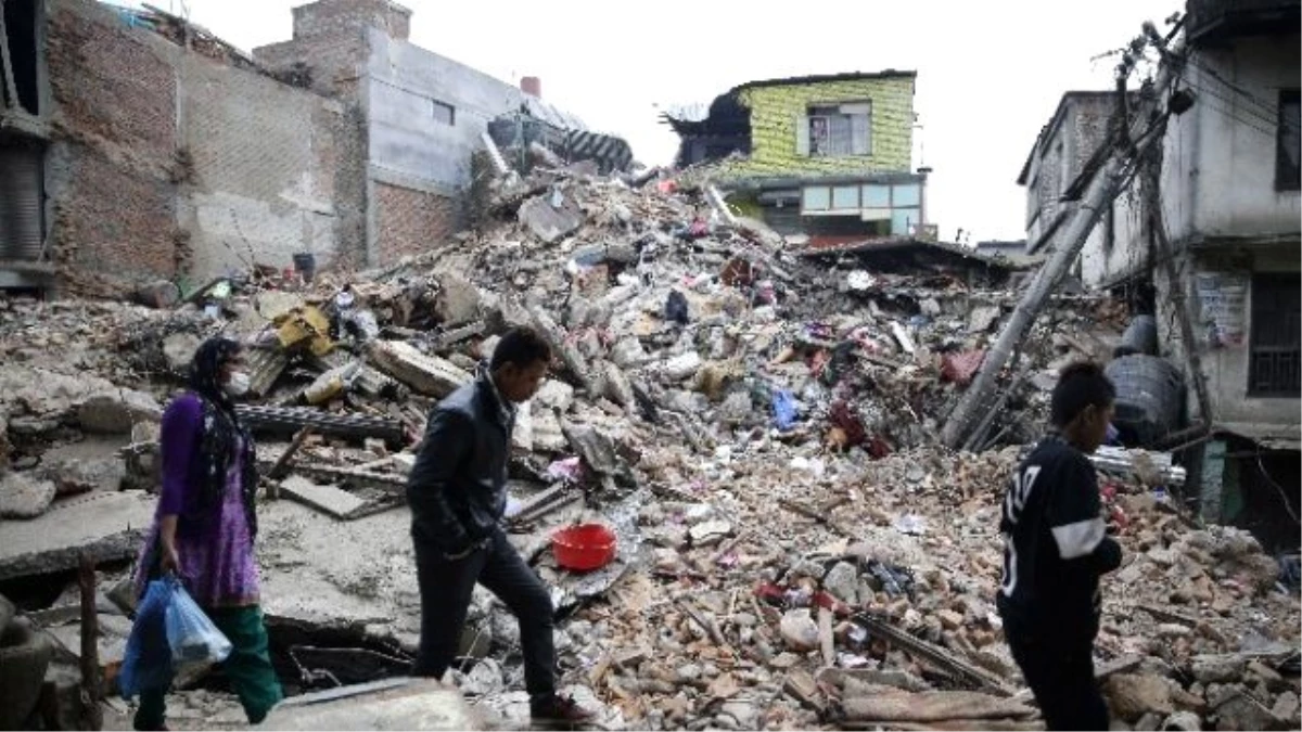 Nepal\'de Ölü Sayısı 2 Bine Yükseldi