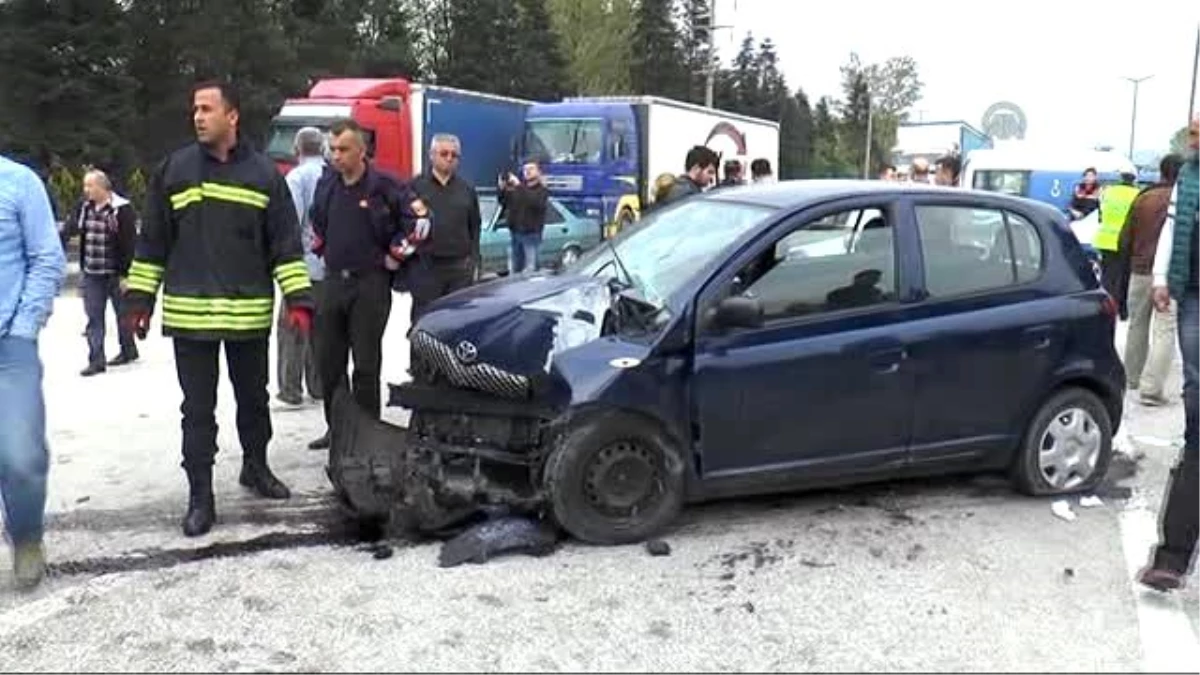 Otomobil Aydınlatma Direğine Çarptı: 4 Yaralı