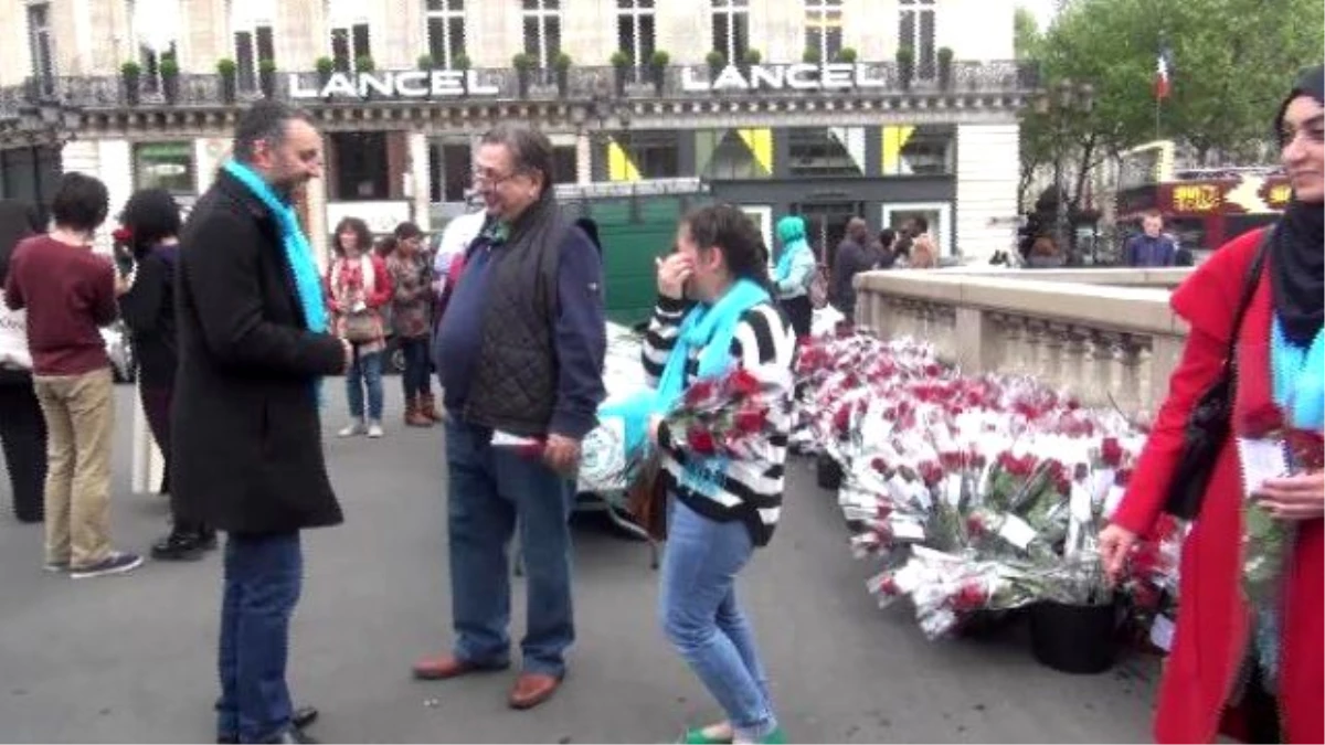 Paris Opera Meydanı\'nda Kutlu Doğum Etkinliğinde Barış Dostluk Gülleri Dağıtıldı