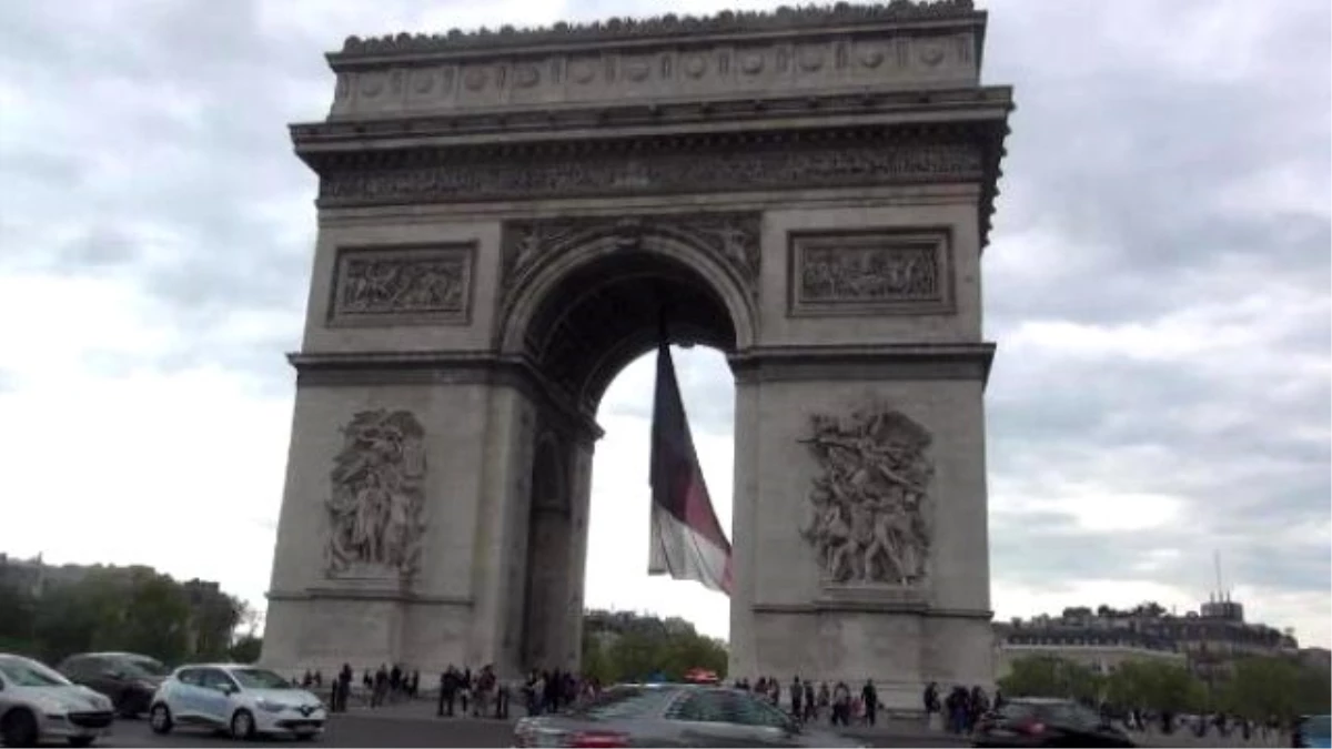 Paris\'te Meçhul Asker Anıtı\'ndaki Meşale Çanakkale Şehitleri İçin Yandı