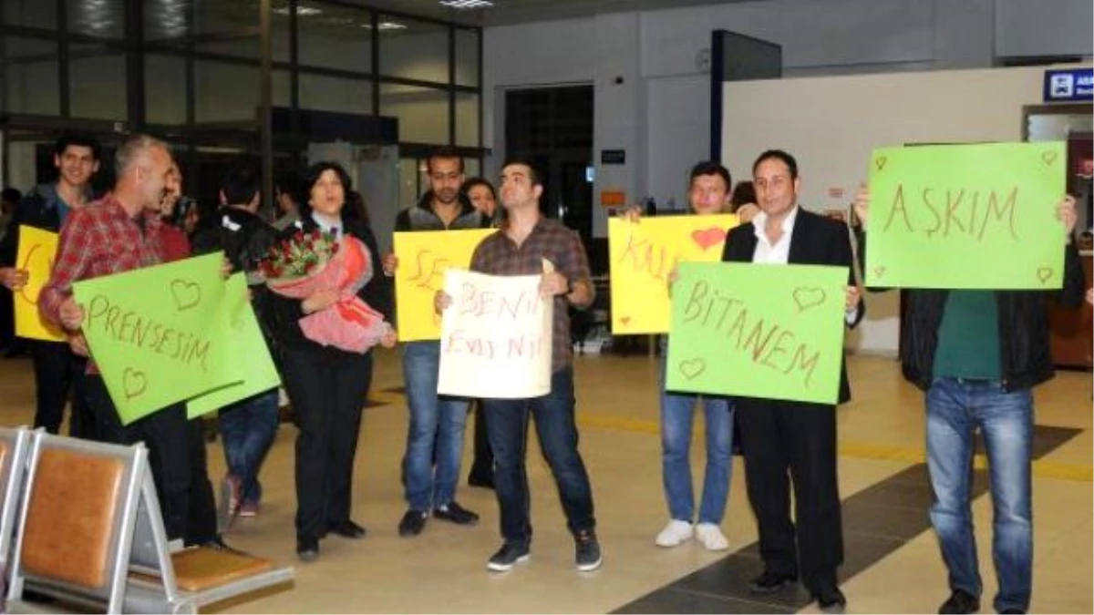 Polis, Havaalanında Sevgilisine Pankartlarla Evlilik Teklif Etti