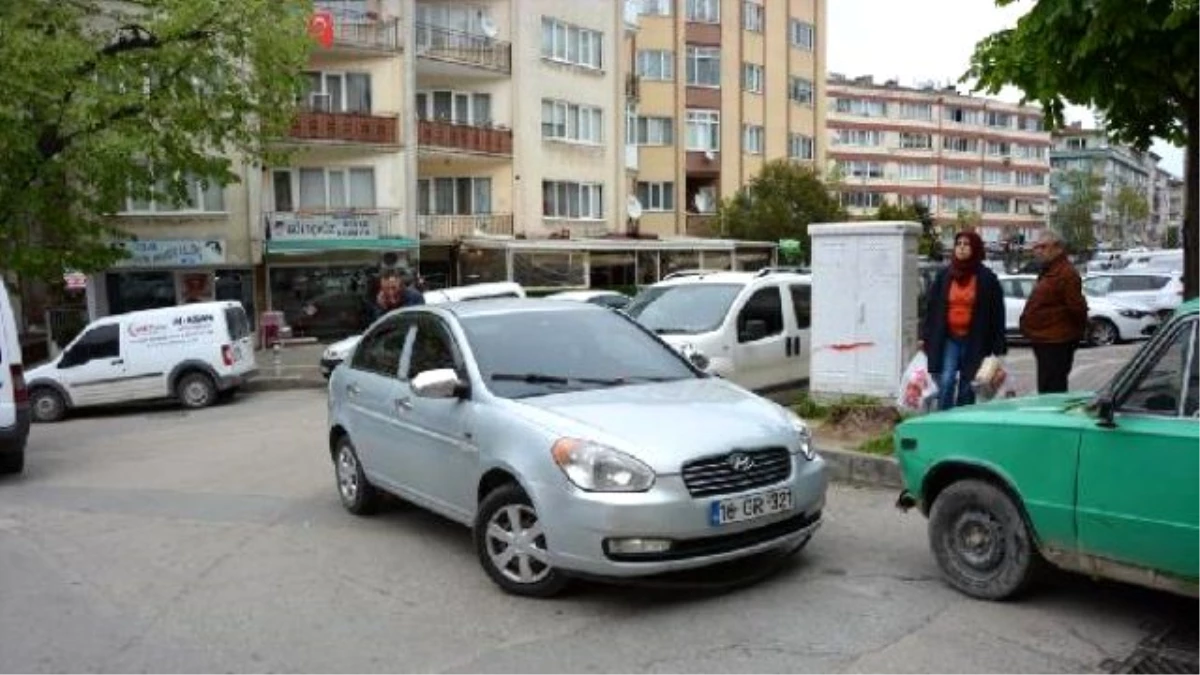 Yakalanacaklarını Anlayınca Sahte Paralar ve Otomobili Bırakıp Kaçtılar