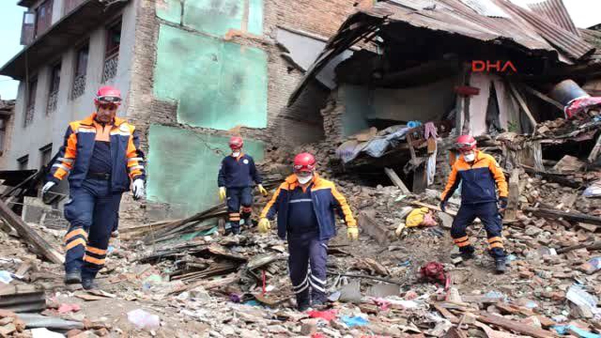 Afad Ekipleri Katmandu\'da Enkaz Çalışmalarına Devam Ediyor