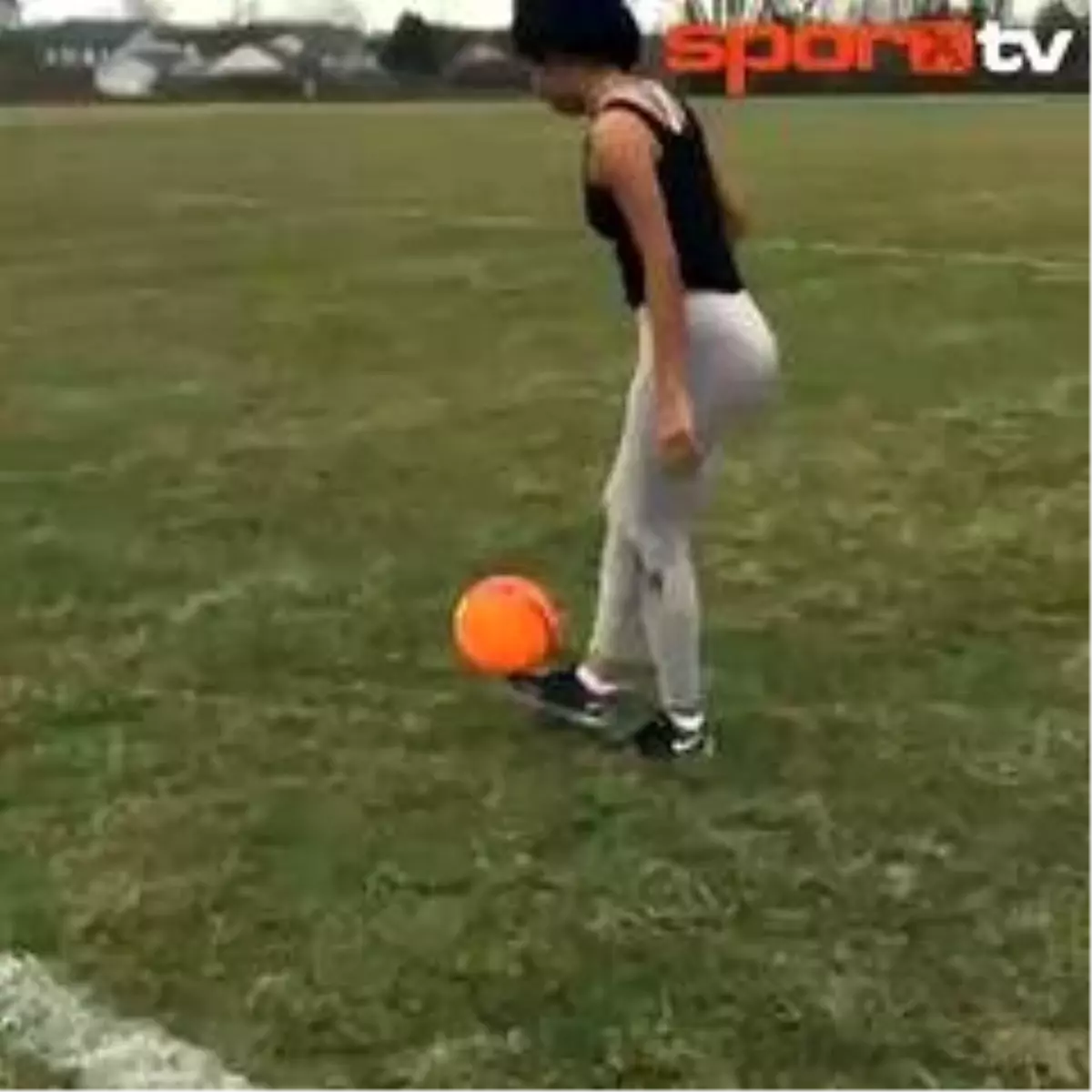 Amerika\'lı Modelden Futbol Şöleni!