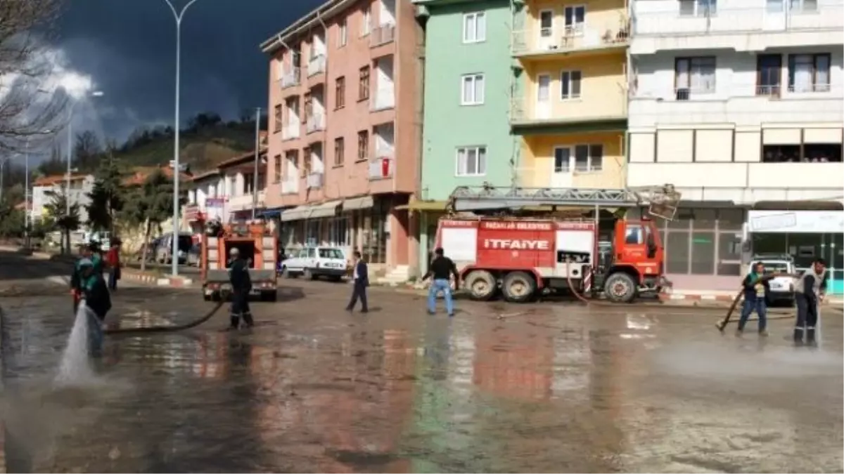 Caddeler Tazyikli Su ile Yıkanıyor