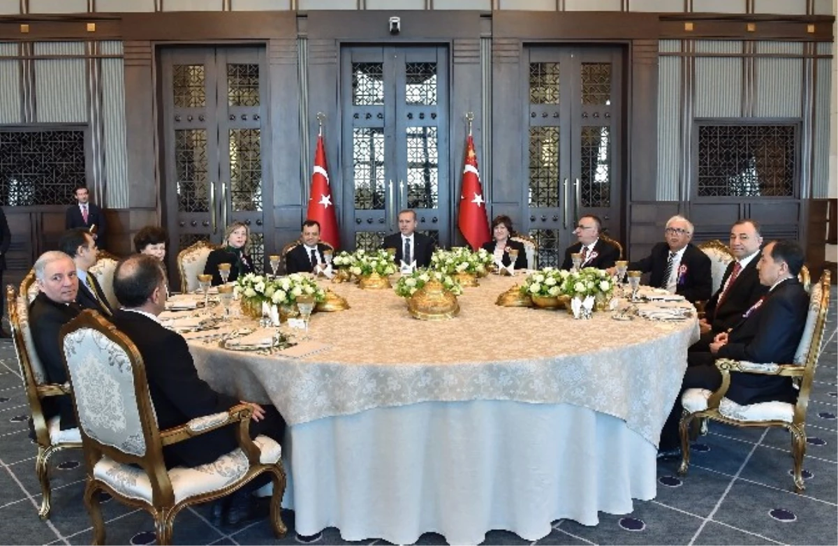 Cumhurbaşkanı Erdoğan\'dan Anayasa Mahkemesi Üyelerine Yemek