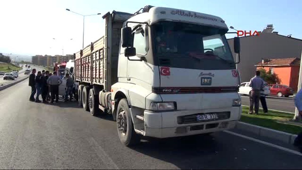 Denizli Yolcu Minibüsü Tır\'a Arkadan Çarptı 6 Yaralı
