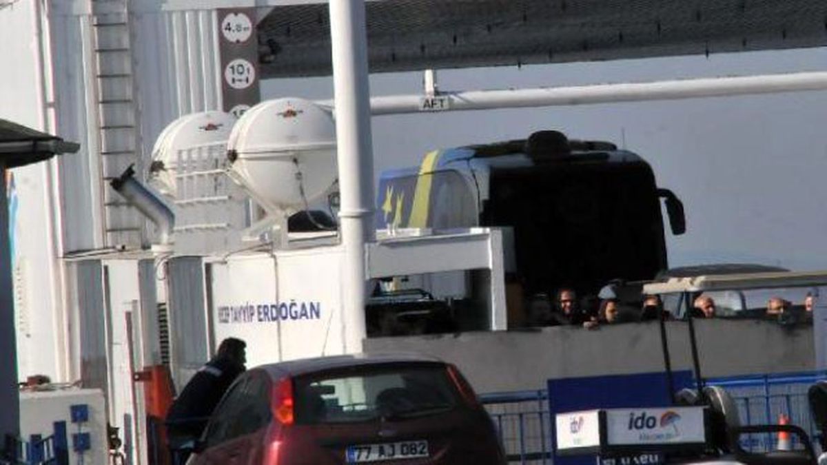 Fenerbahçe Kafilesi, Bursa\'ya Tatlı Yiyerek Geldi