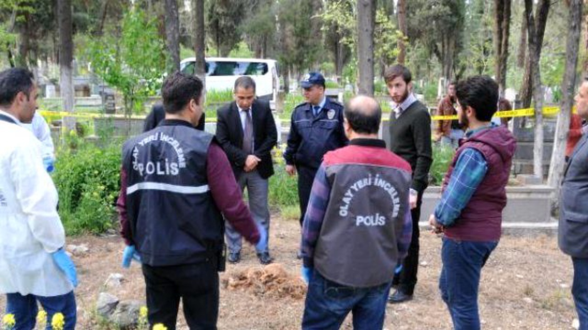 Mezarlıktaki Çuvalda İnsan Kemikleri Bulundu