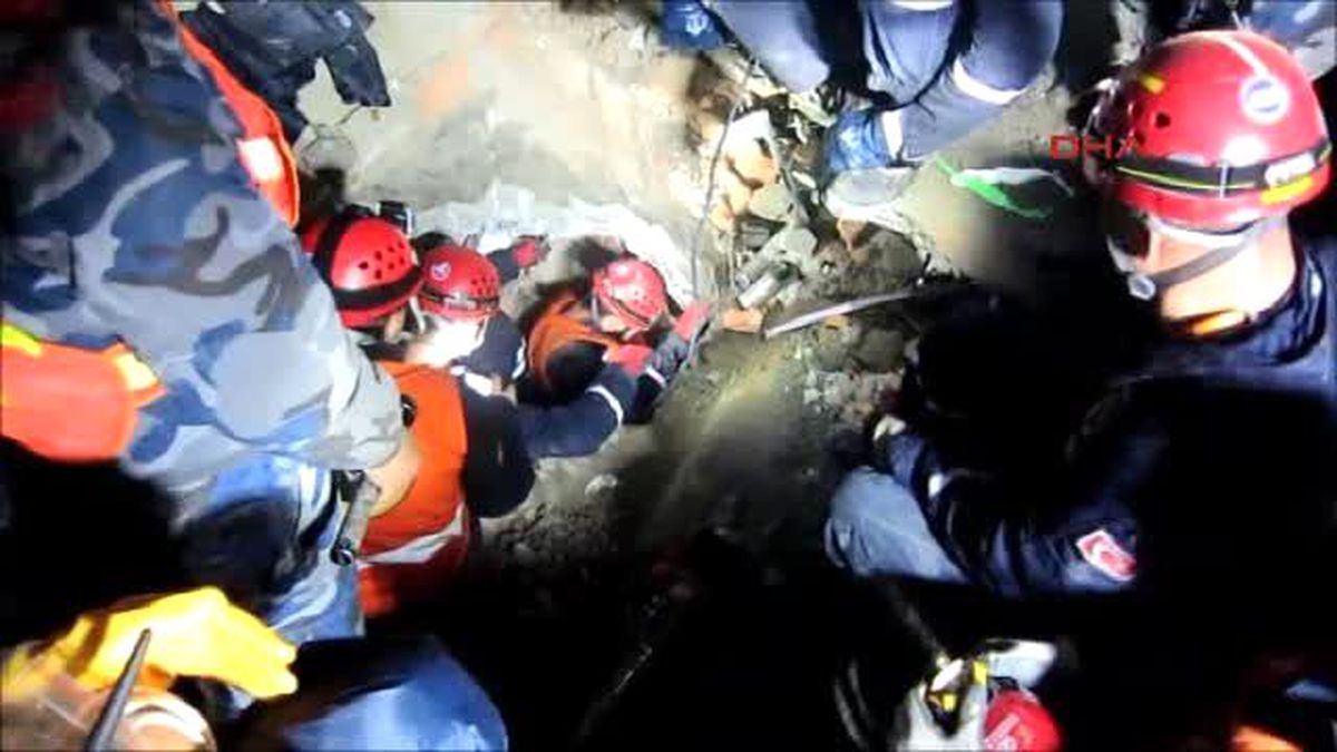 Nepal\'e Giden Gea Arama Kurtarma Ekibi Enkaz Altında 1 Kişiyi Sağ Olarak Çıkardı