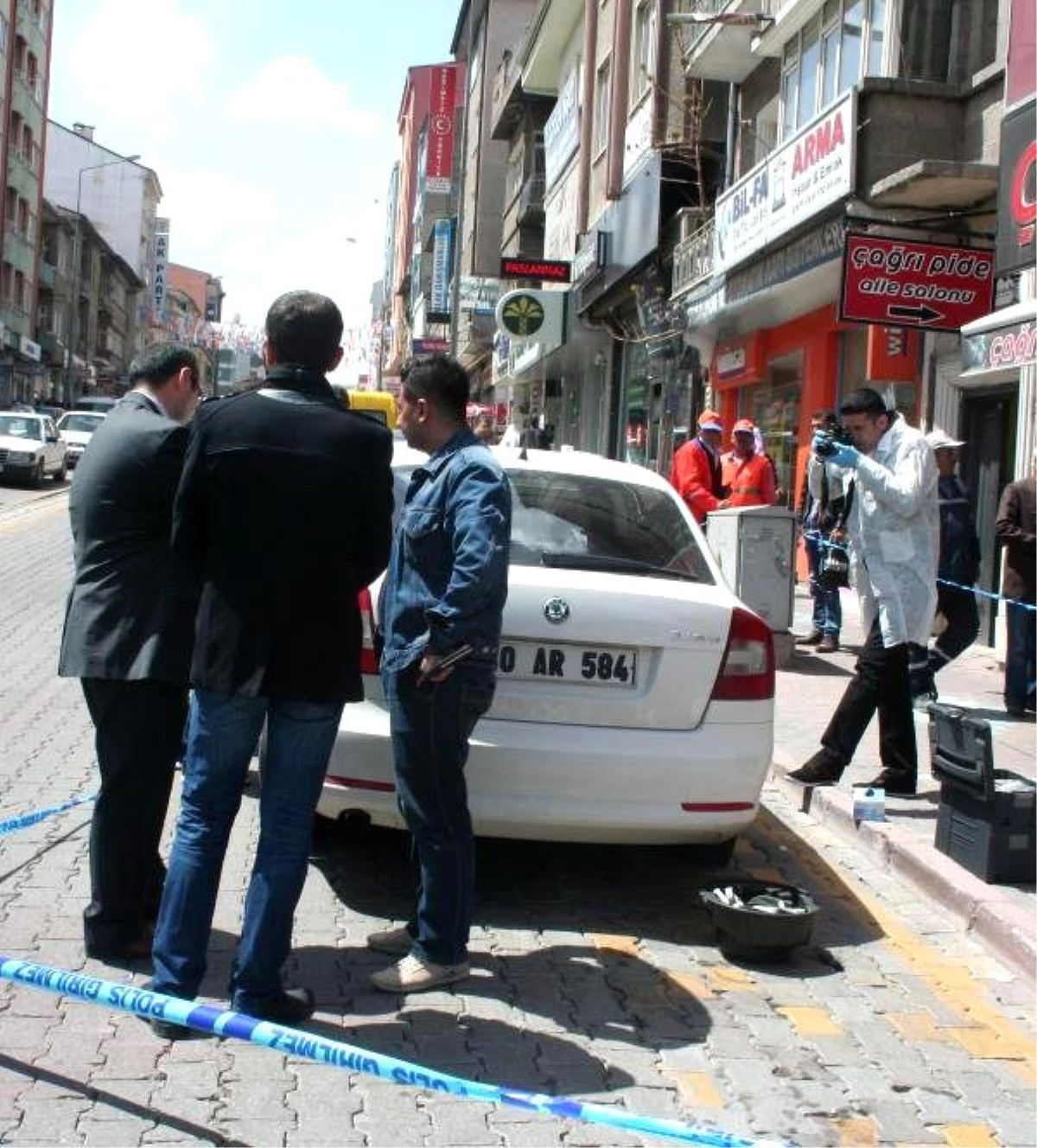 Nevşehir\'de Lastiğini Patlattıkları Otomobilden 97 Bin TL Çaldılar