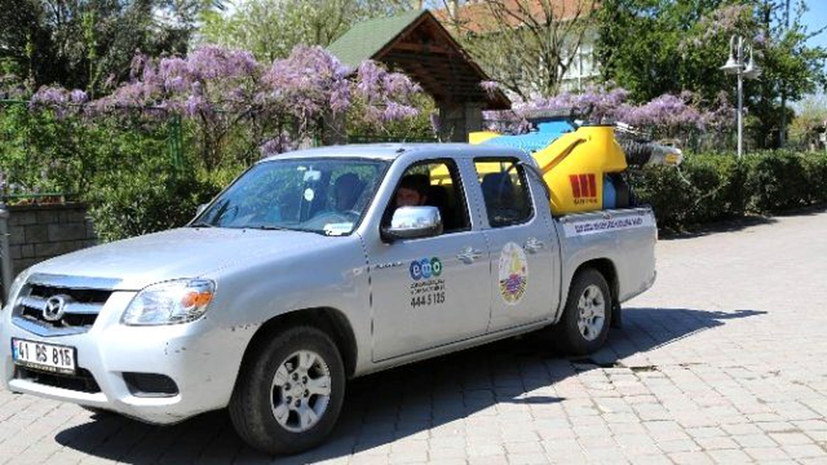 Sapanca Belediyesi Sineklere Karşı İlaçlama Yapıyor