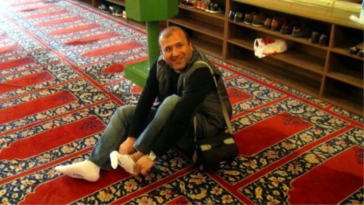 Selimiye Camii\'nde \'Ücretsiz\' Çorap Dağıtımı Başladı