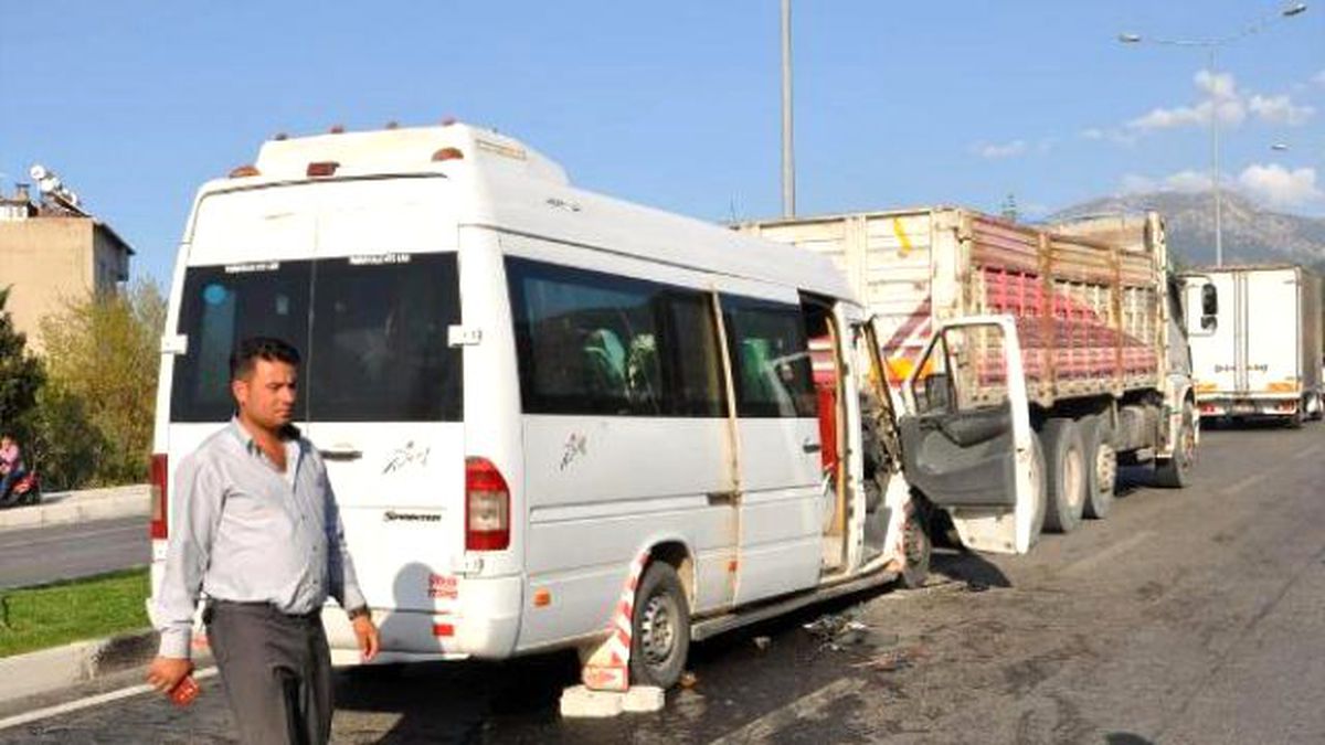 Yolcu Minibüsü Tır\'a Arkadan Çarptı: 6 Yaralı