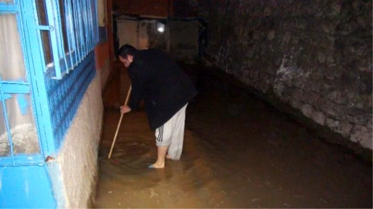 Yozgat\'ta Yağmur Yağmadan Evler, Cadde ve Sokaklar Su Altında Kaldı