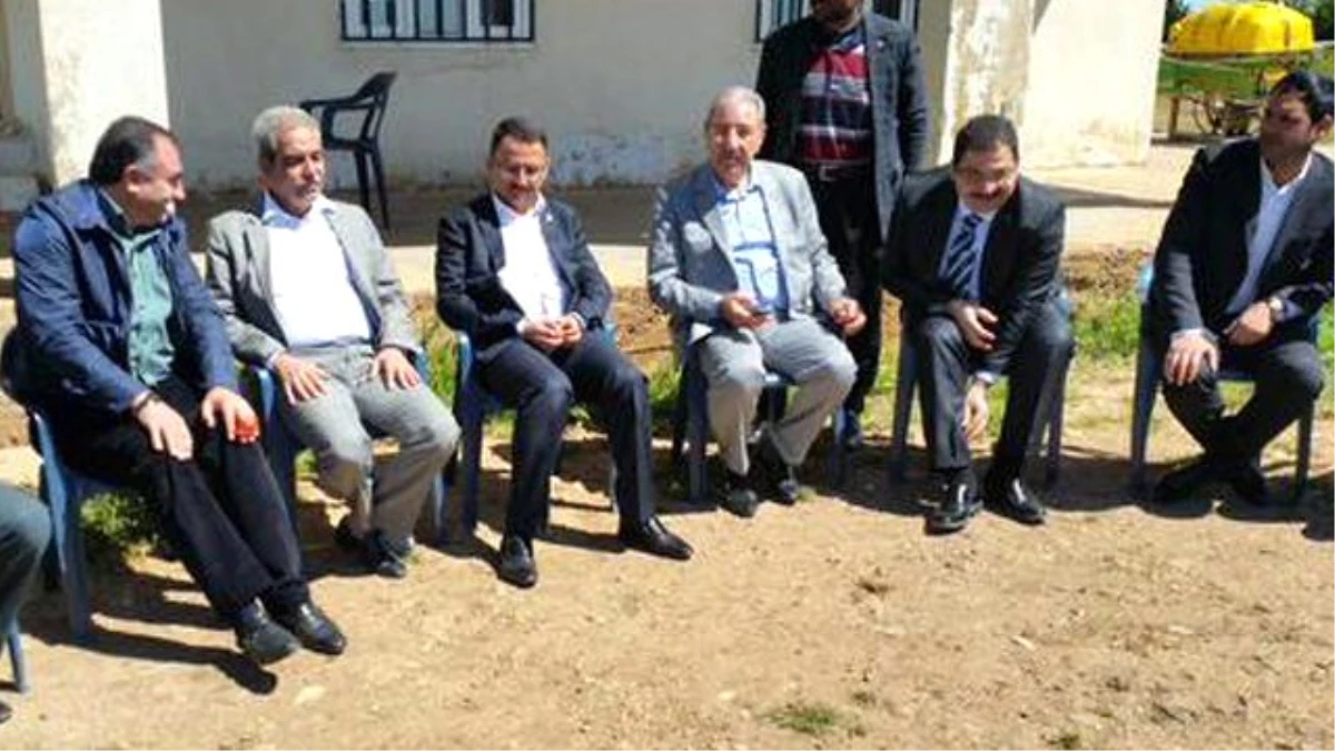 AK Partili Adaylar Köy Çıkarması Yaptı