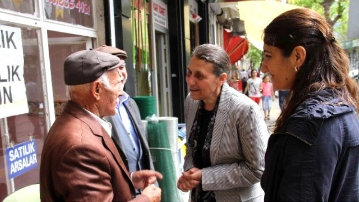 Akat, Esnafı Ziyaret Ederek Parke Taşı Çalışmalarını İnceledi